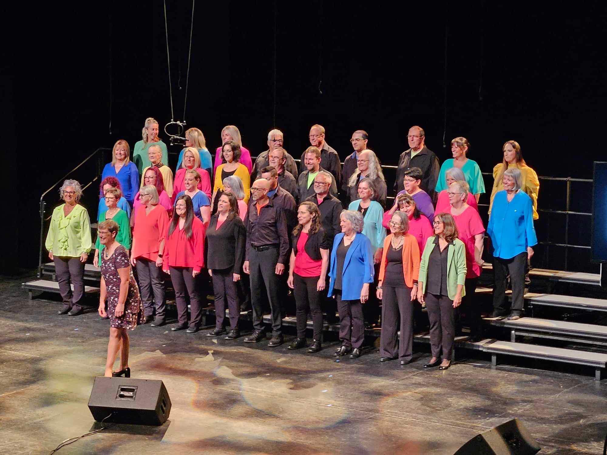 Le Choeur Entramis performe aux Folies chantantes 2024 à Sherbrooke (crédit photo: Camen Fex)